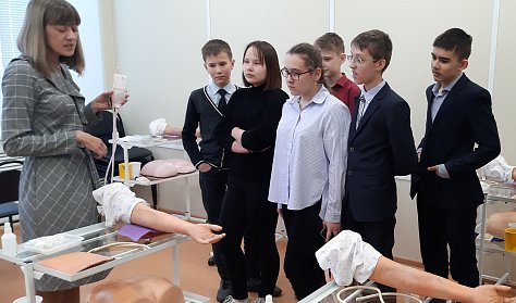 Уметь оказать первую помощь